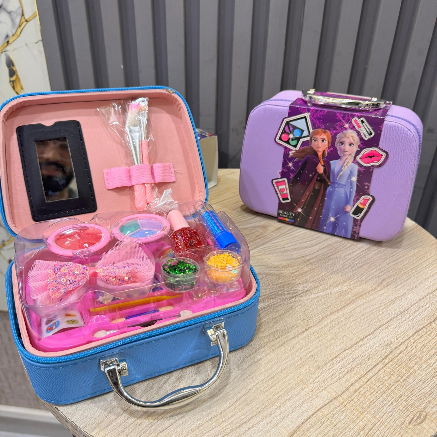 Frozen Makeup Vanity Bag for Girls – Realistic Beauty Toy Set with Mirror, Makeup Accessories & Carry Case – Perfect Gift for GIRLS - Mahal Al MadinahMAKEUP KITMahal Al MadinahMahal Al MadinahFrozen Makeup Vanity Bag for Girls – Realistic Beauty Toy Set with Mirror, Makeup Accessories & Carry Case – Perfect Gift for GIRLSFrozen Makeup Vanity Bag for Girls – Realistic Beauty Toy Set with Mirror, Makeup Accessories & Carry Case – Perfect Gift for GIRLS