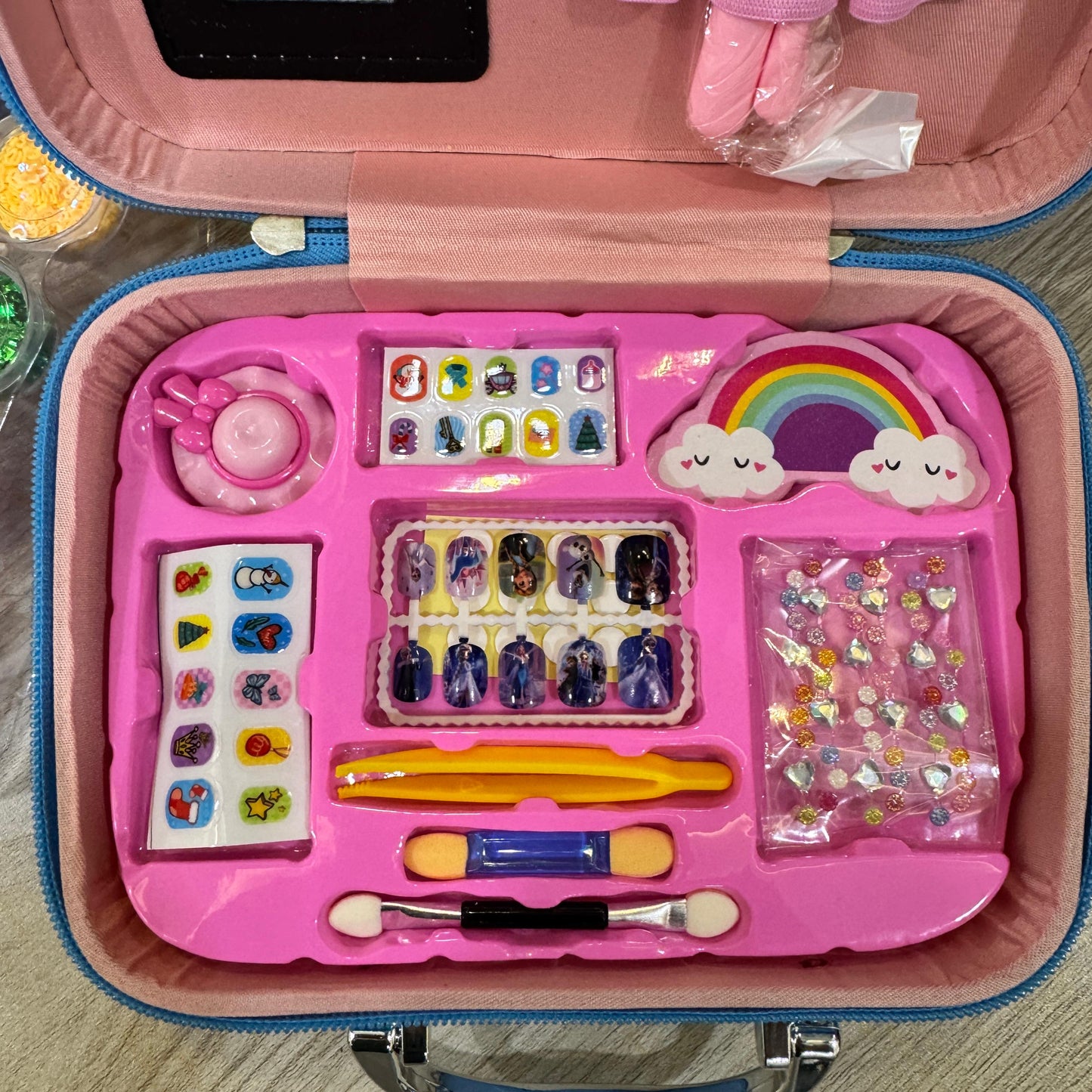 Frozen Makeup Vanity Bag for Girls – Realistic Beauty Toy Set with Mirror, Makeup Accessories & Carry Case – Perfect Gift for GIRLS - Mahal Al MadinahMAKEUP KITMahal Al MadinahMahal Al MadinahFrozen Makeup Vanity Bag for Girls – Realistic Beauty Toy Set with Mirror, Makeup Accessories & Carry Case – Perfect Gift for GIRLSFrozen Makeup Vanity Bag for Girls – Realistic Beauty Toy Set with Mirror, Makeup Accessories & Carry Case – Perfect Gift for GIRLS