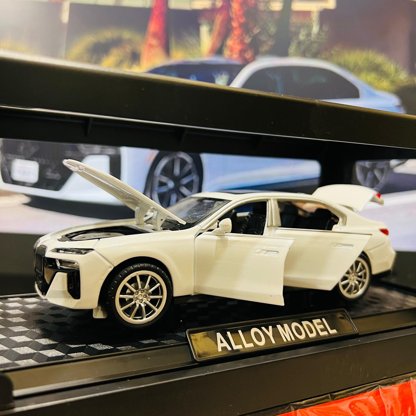 BMW 7 Series Diecast Model Car – 1:28 Scale Luxury Alloy Toy Car | Pull Back Action | White Sedan Collectible for Kids & Adults | Detailed Interior