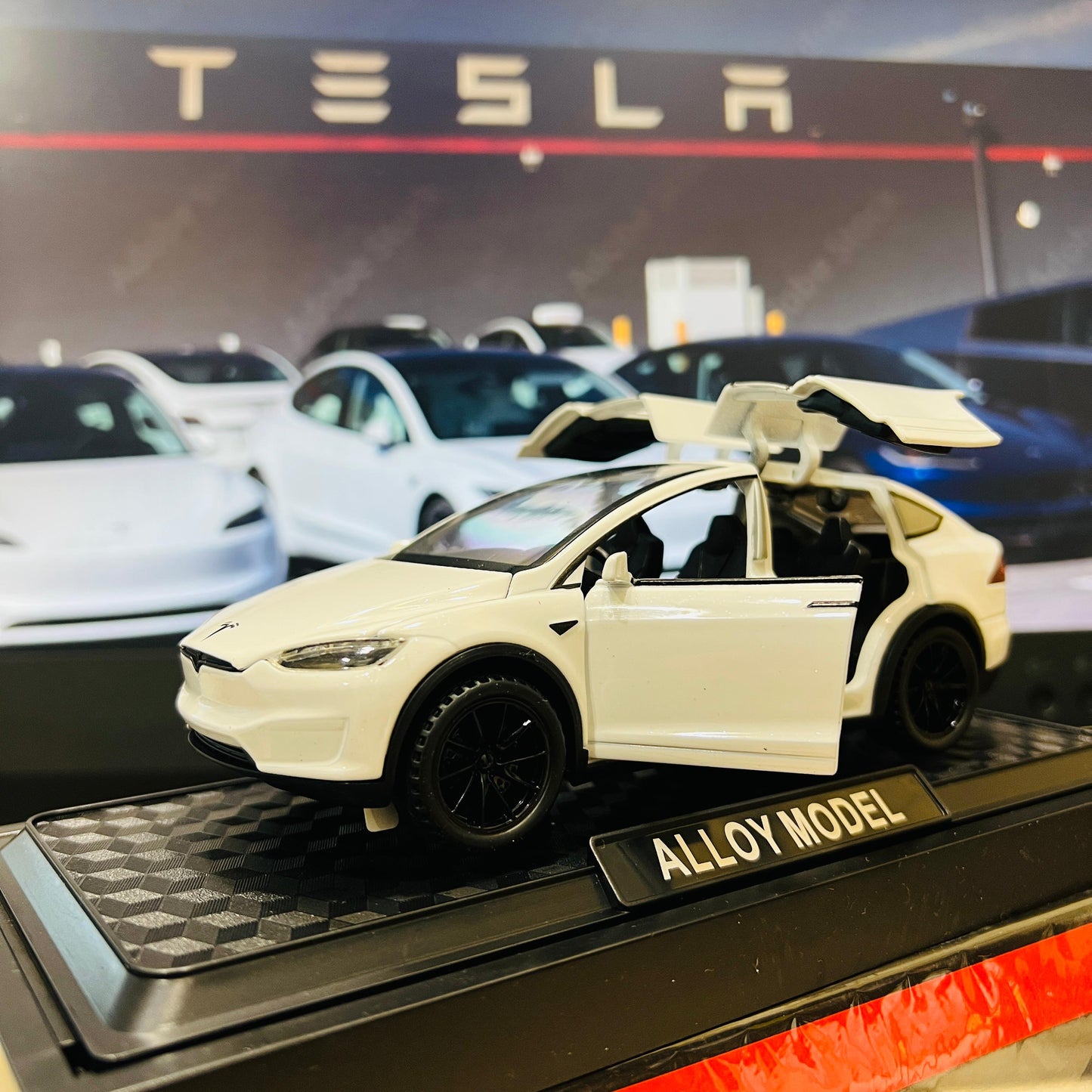Tesla Model X Diecast Car – 1:28 Scale White Alloy SUV | Pull Back Action | Opening Doors | Electric Vehicle Model Toy for Kids & Collectors