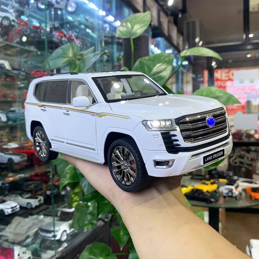 1:18 Toyota Land Cruiser LC300 Diecast Model Car by CHIZHI | SUV Alloy Scale Model with Sound & Light | Metal Body Collectible Toy for Kids & Adults